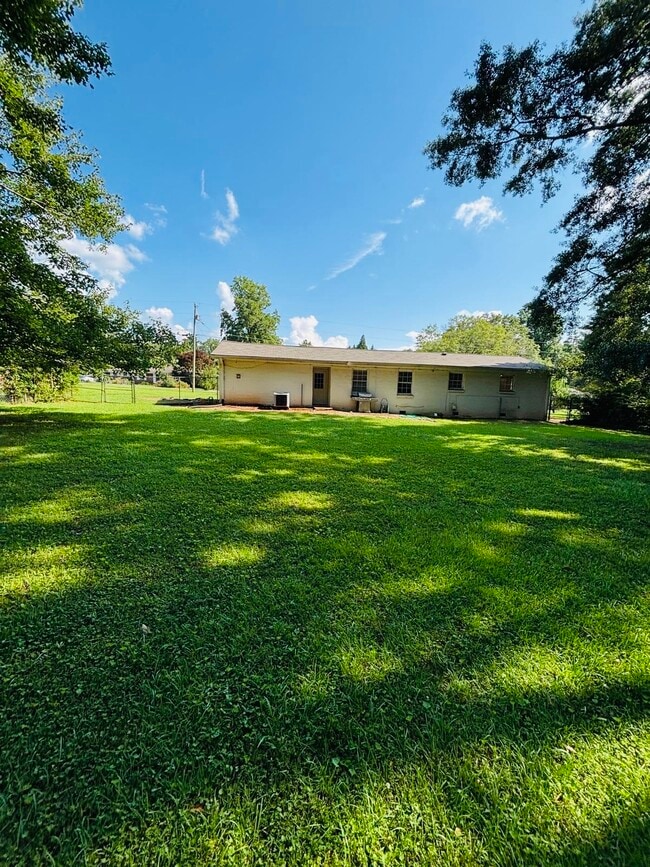 Building Photo - 571 Tonawanda Dr