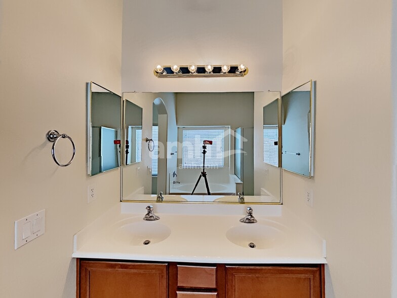 Building Photo - 17568 W Voltaire St