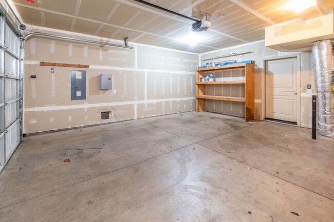 Building Photo - Welcome Home to Comfortable Bend Living