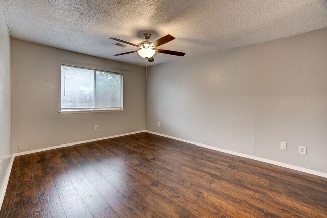 Building Photo - 2 bed/ 1 bath Located Next to Major Highways!