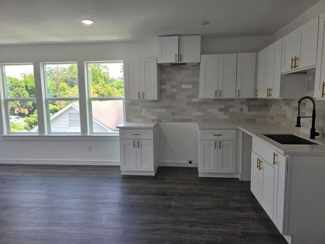 Building Photo - ? Stunning Duplex with Garage & Modern Fin...