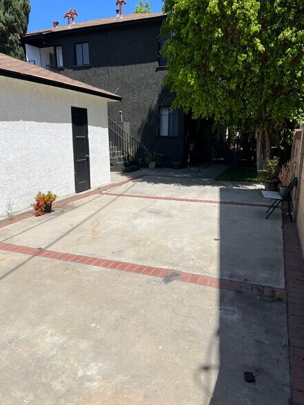 Building Photo - 12660 Oxnard St