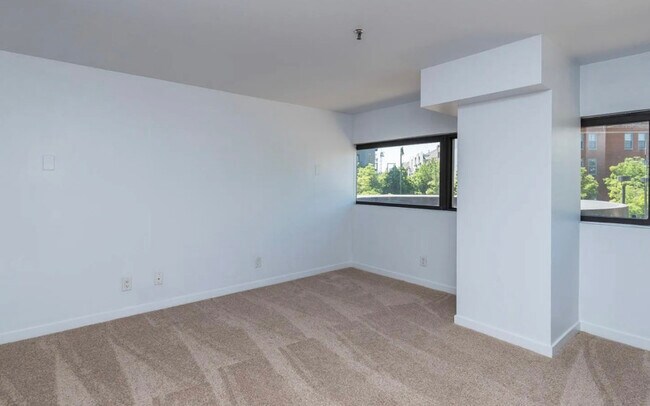 Building Photo - 100 Park Ave W