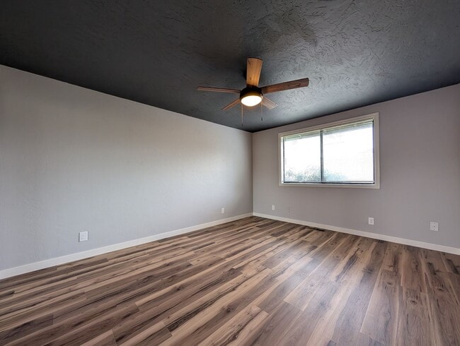 Building Photo - Great 4bed/2 bath home in west Eugene!