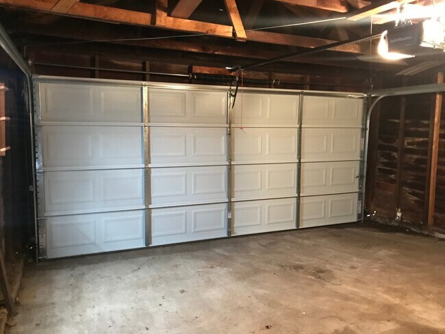 Building Photo - Large Spacious Home with 2 Car Garage in South Hampton