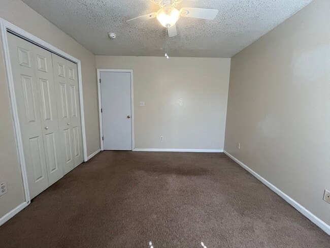 Building Photo - End Unit Townhouse, 3 Bed, 3 Bath