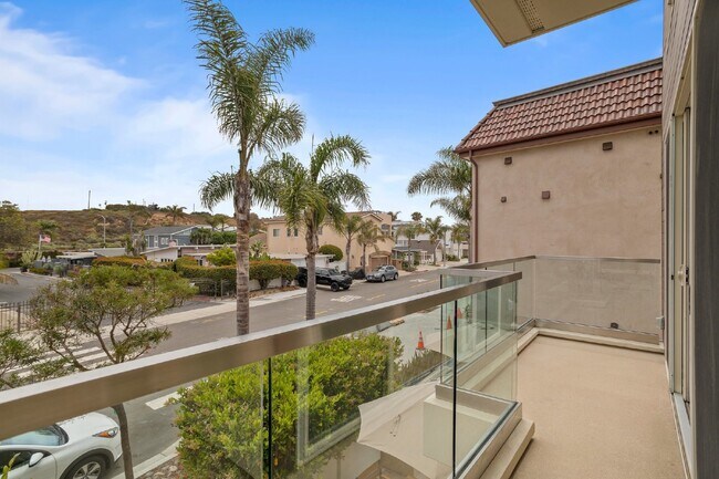 Building Photo - Contemporary luxury in a prime beachside l...