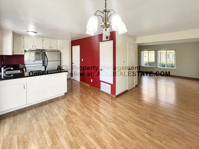 Building Photo - Spacious & Upgraded 4-Bedroom Townhouse in...