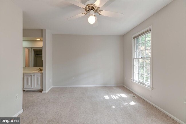 Building Photo - 2440 S Walter Reed Dr