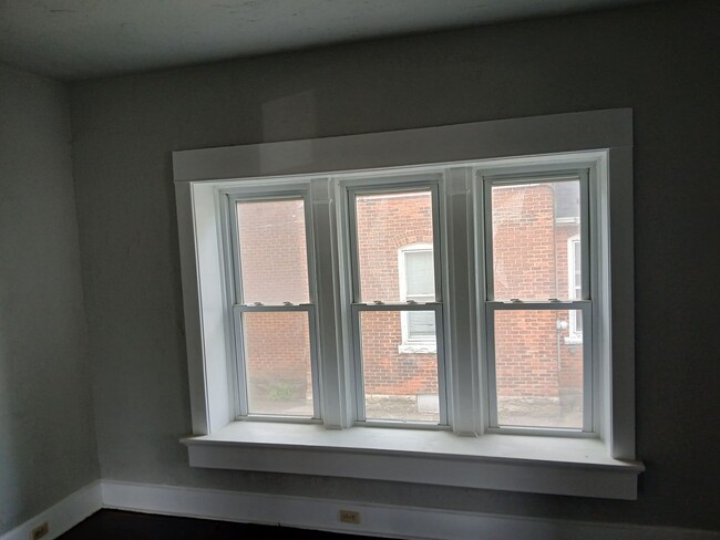 Building Photo - Beautiful Hardwood Floors