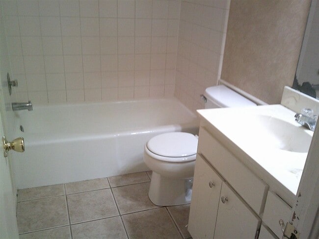 Building Photo - 2903 NE Lakeview Cir