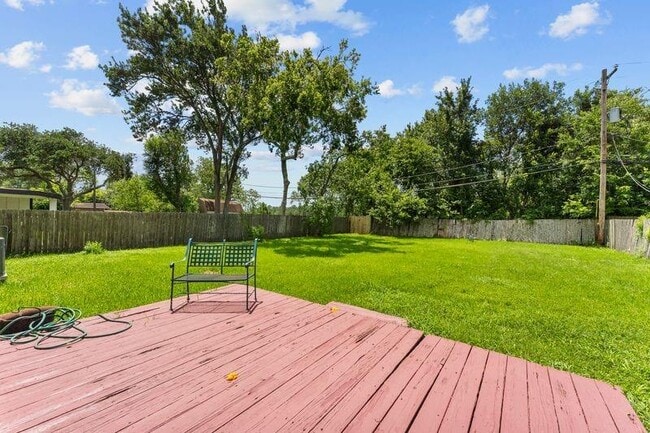 Building Photo - 807 Temple Dr