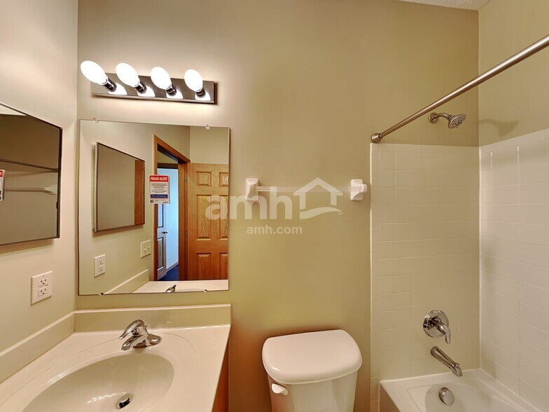 Building Photo - 1468 E Quail Run Dr