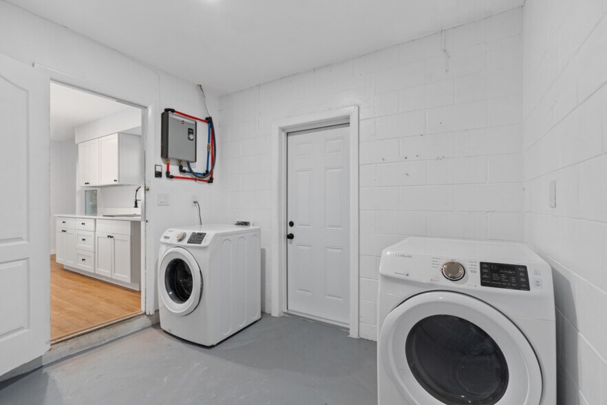 Building Photo - 3806 Groome Dr