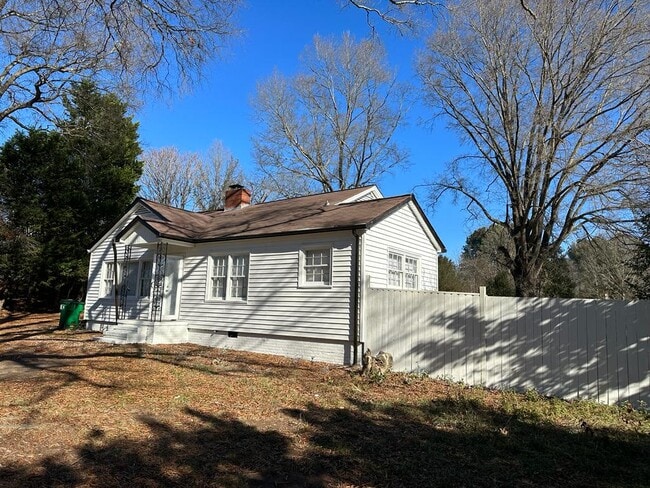 Building Photo - 1827 McLean Rd