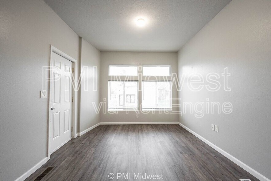 Building Photo - 3014 W 10th St