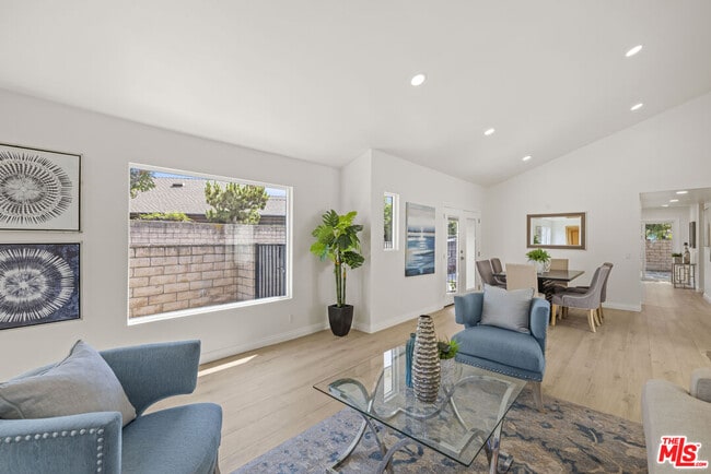 Building Photo - 13 Pepper Ct