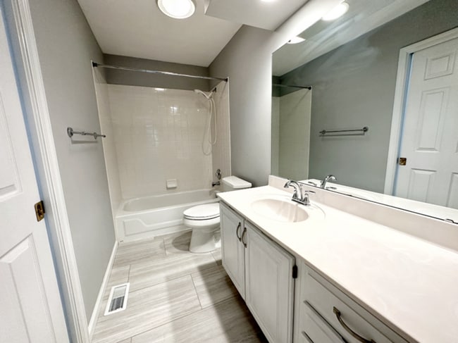 Building Photo - 1114 S Charlemagne Dr
