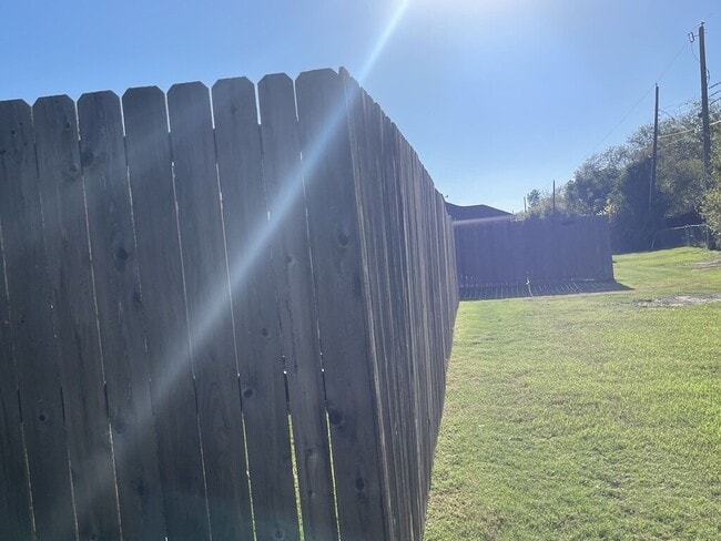 Building Photo - 3301 Belmont Dr