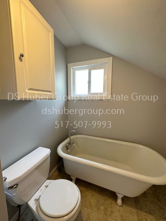 Building Photo - 302 N Hayford-