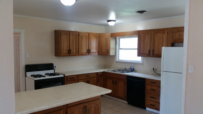 Building Photo - 1636 Elizabeth Dr
