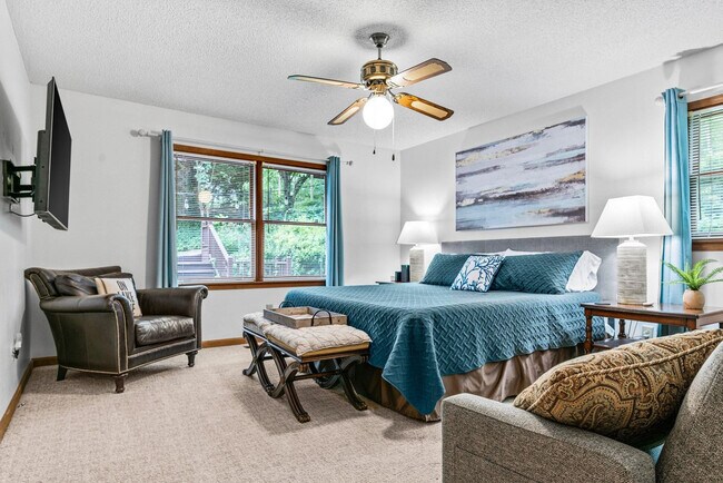 Building Photo - 723 Shorewood Cir