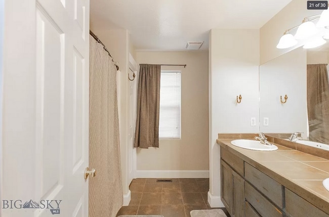 Building Photo - 4 Bedroom Home in River Rock