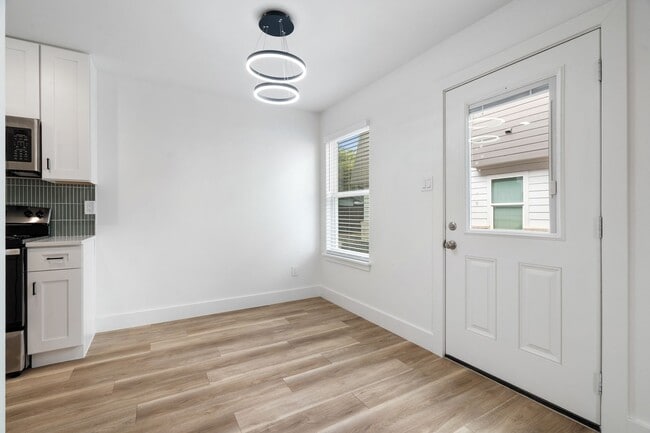 Building Photo - IN THE LOOP 2BD/1BA Brand New Finish Out /...