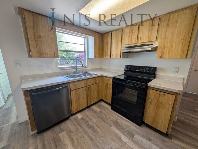 Building Photo - 3/1 over 1000sf home with New flooring, FRESH paint, open floorplan!!