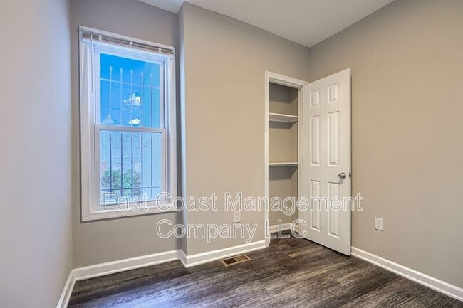 Building Photo - 2408 Llewelyn Ave
