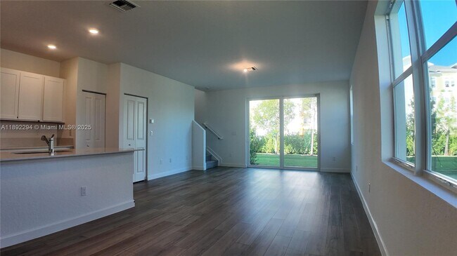 Building Photo - 830 SE grovebush Ln