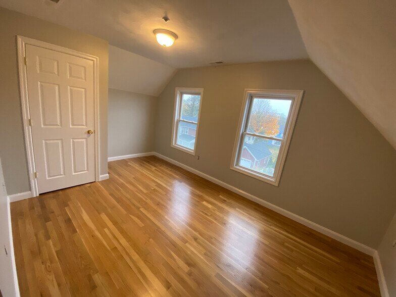 Building Photo - 118 Beverly St