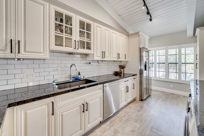 Building Photo - 2250 Buttonwood Ave