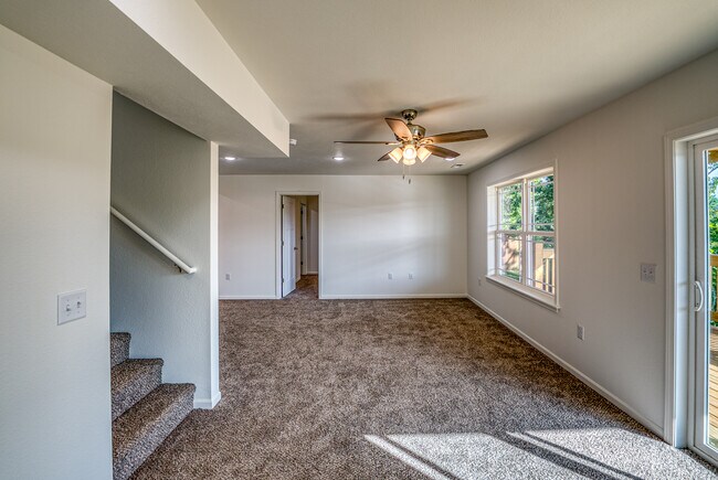 Building Photo - 220 E Sunset Cove Ln