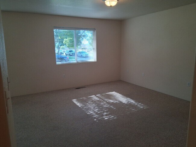 Building Photo - Comfortable 2-Bedroom Apartment in Desirab...