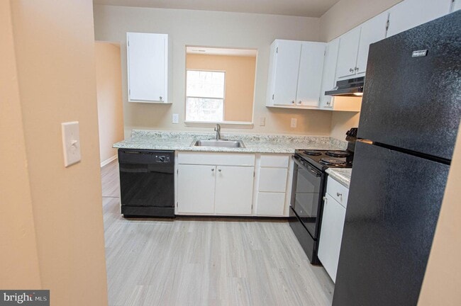 Building Photo - 810 College Ln