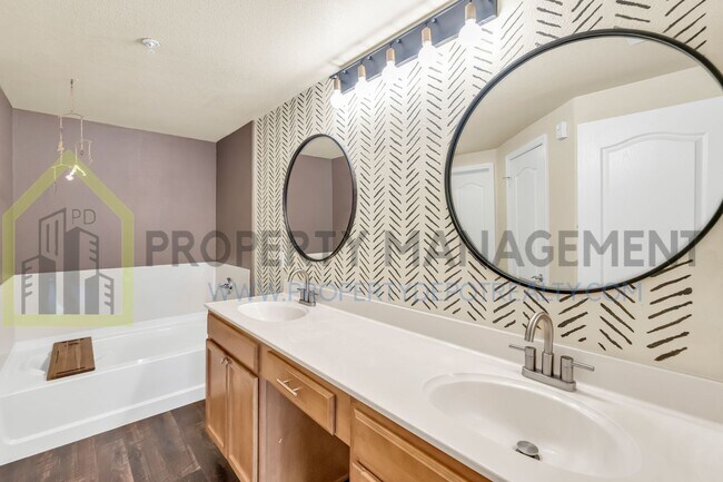 Building Photo - Spacious 2 (or 3!) Bed Condo in Gated Comm...