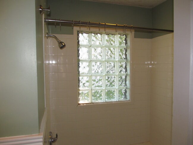 Building Photo - Ardmore with Modern Kitchen!