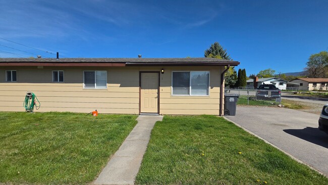 Building Photo - Remodeled Two Bedroom Duplex Off Reserve