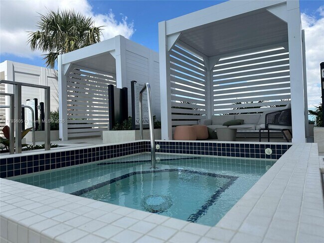Building Photo - 300 Biscayne Blvd Way