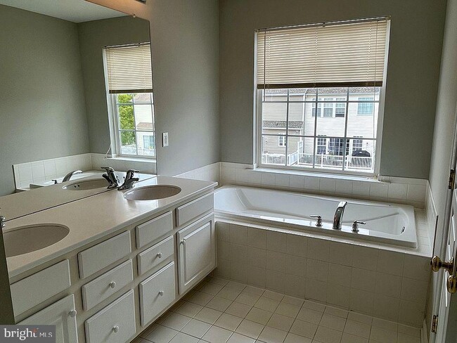 Building Photo - 1930 Cavalier Ln