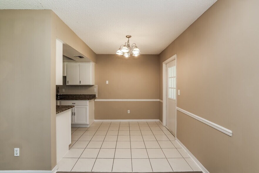 Building Photo - 167 NE Twylite Terrace