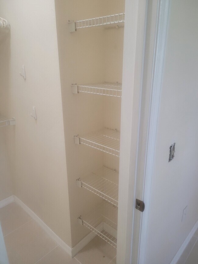 Building Photo - 850 S Tamiami Trl