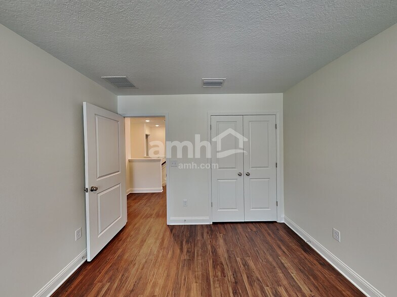 Building Photo - 216 Banyan Frst Dr