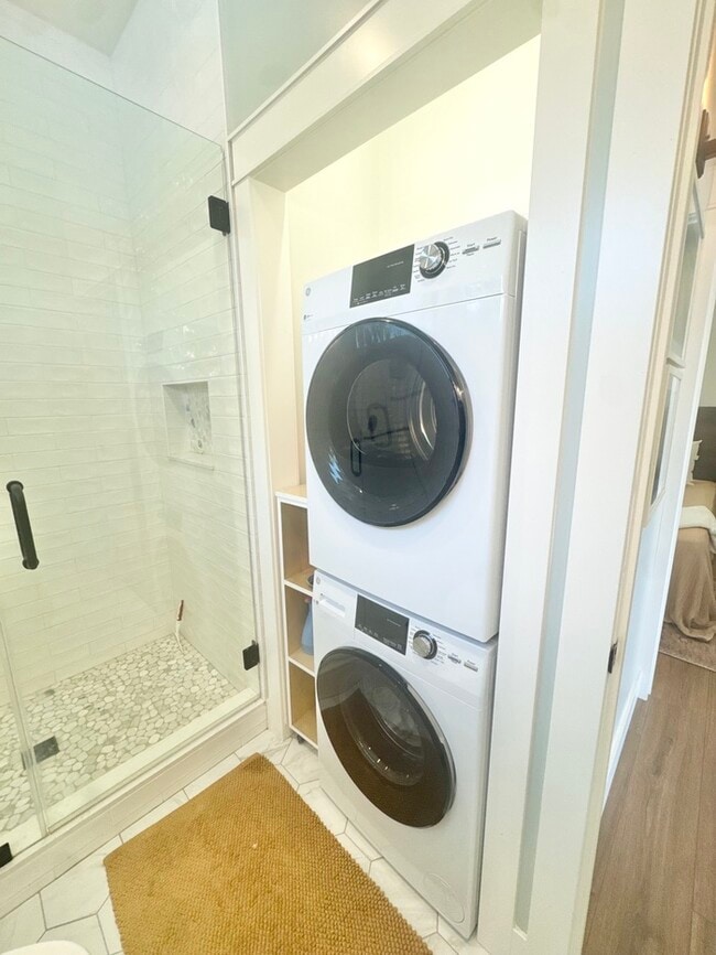 Building Photo - Adorable and updated furnished home in Fol...