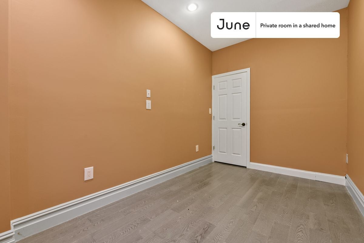 Building Photo - Private bedroom in 3 bed/2 bath Home