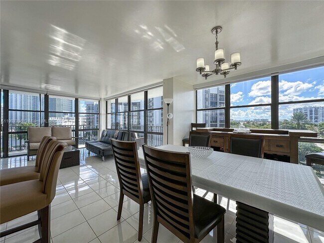 Building Photo - 800 Parkview Dr