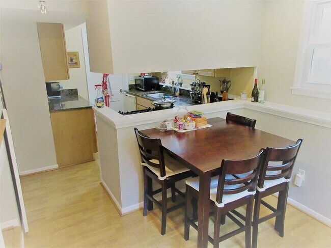 Building Photo - 906 Sylvan Ave