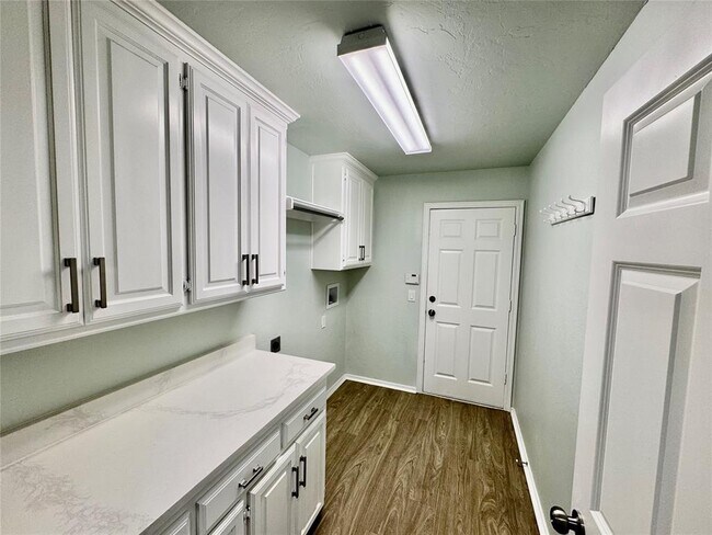 Building Photo - 10504 Walnut Hollow Dr