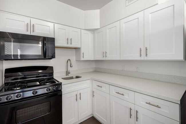 Building Photo - Upgraded One Bedroom, One Bathroom at 28 o...